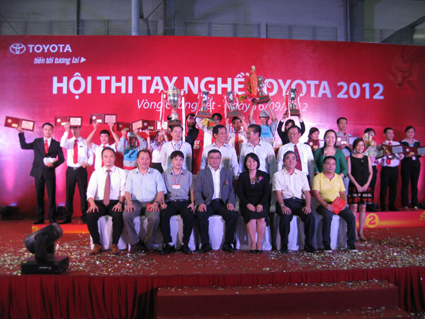 Nhân viên bán hàng Toyota Hùng Vương giành huy chương Đồng tại hội thi tay nghề Toyota 2012